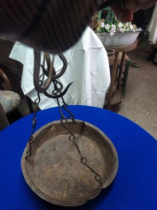 Romana antigua con plato y pesa