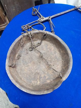 Romana antigua con plato y pesa