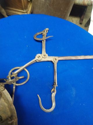 Romana antigua con plato y pesa