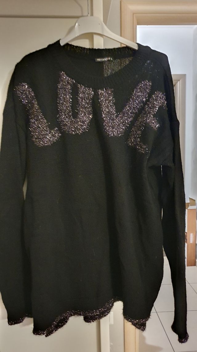 Maglione nero con scritta love