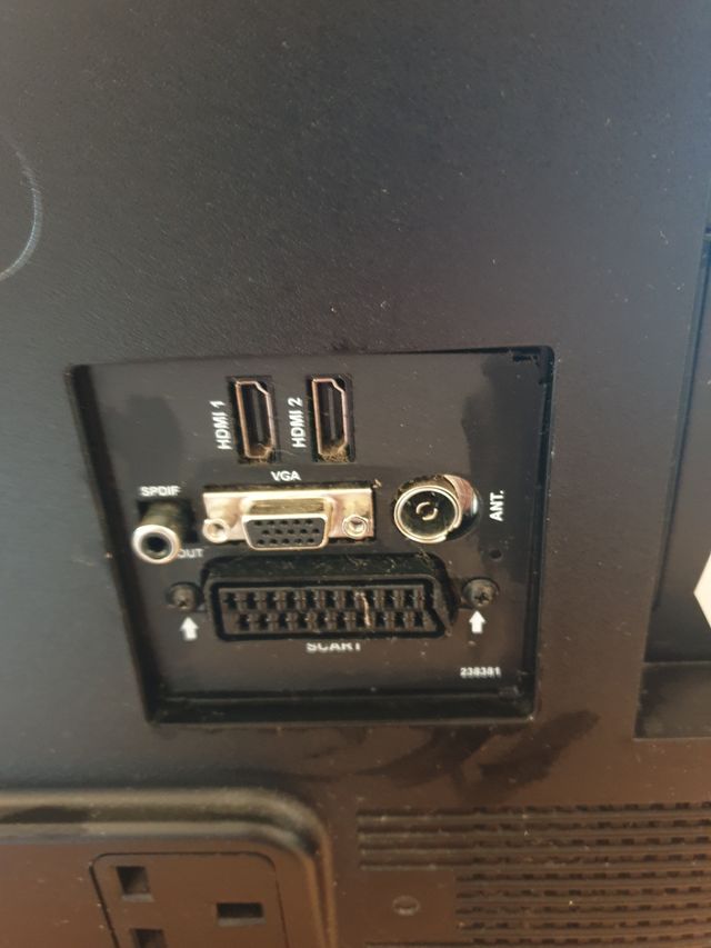 TV a colori PHILIPS da 32 pollici.