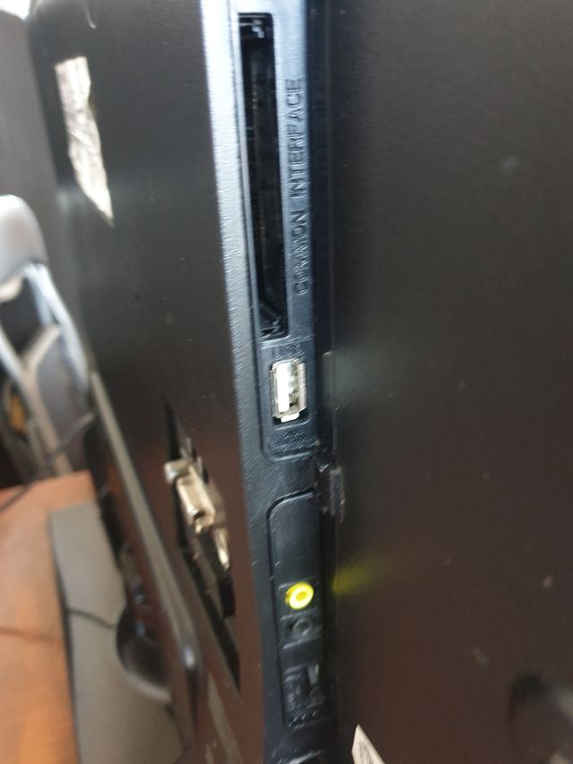 TV a colori PHILIPS da 32 pollici.