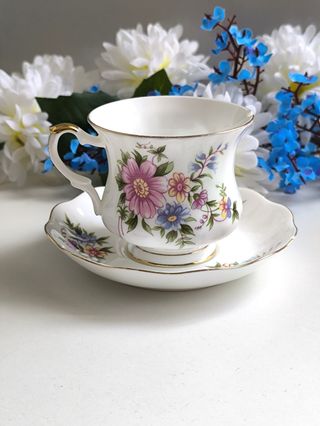 Preciosa taza de té y platillo porcelana