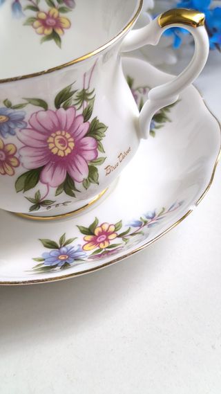 Preciosa taza de té y platillo porcelana