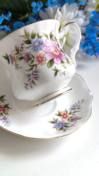 Preciosa taza de té y platillo porcelana