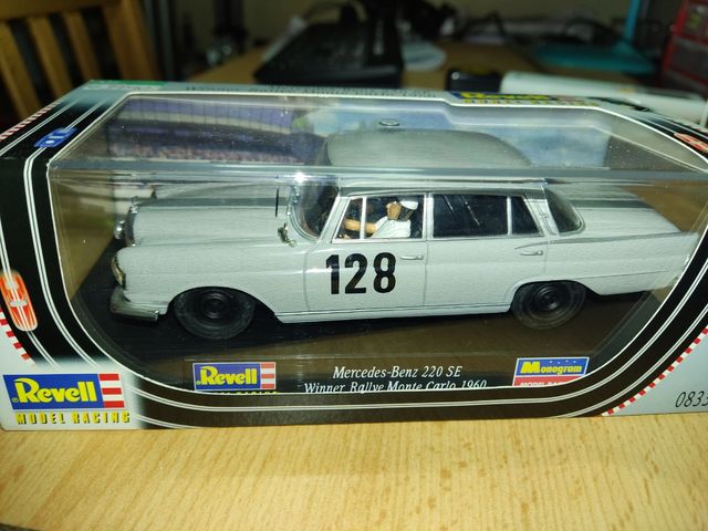 Mercedes 220 Revell Scalextric