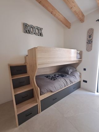 Litera triple de madera con escalera y 4 cajones