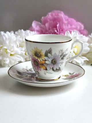 Preciosa taza y platillo porcelana inglesa