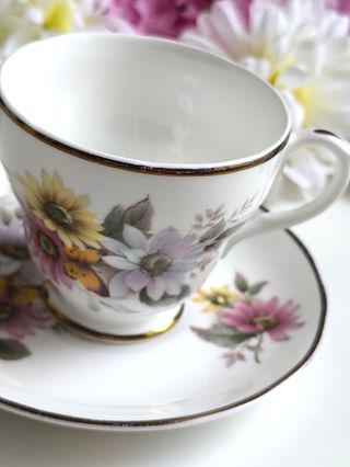 Preciosa taza y platillo porcelana inglesa