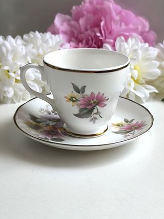 Preciosa taza y platillo porcelana inglesa