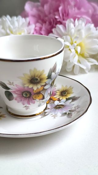 Preciosa taza y platillo porcelana inglesa