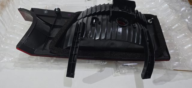 Luz trasera interior izquierda Toyota Previa II