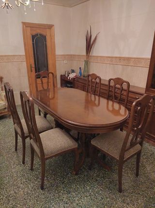 Mesa de madera con 6 sillas a juego