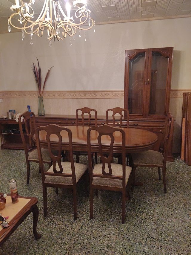 Mesa de madera con 6 sillas a juego