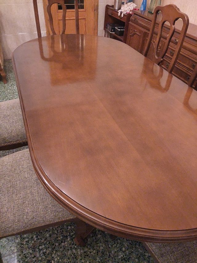 Mesa de madera con 6 sillas a juego