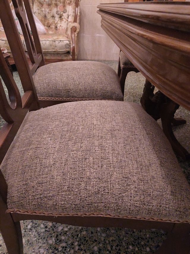Mesa de madera con 6 sillas a juego