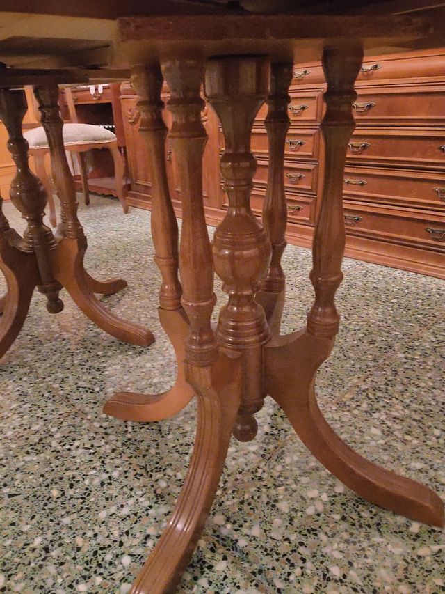 Mesa de madera con 6 sillas a juego