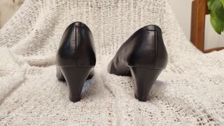 Zapatos de salón con tacón de unos 6 cm