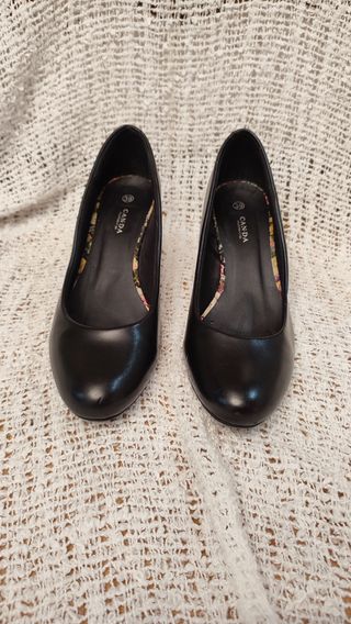 Zapatos de salón con tacón de unos 6 cm