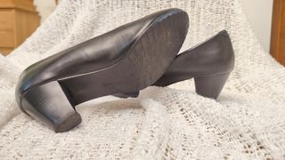 Zapatos de salón con tacón de unos 6 cm