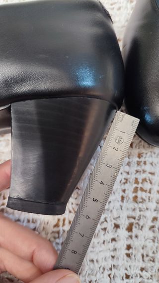 Zapatos de salón con tacón de unos 6 cm