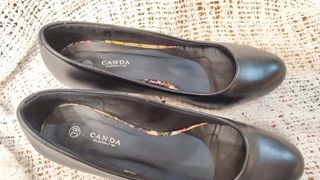 Zapatos de salón con tacón de unos 6 cm