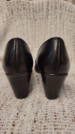 Zapatos de tacón de piel color negro