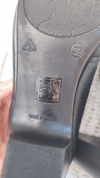 Zapatos de tacón de piel color negro