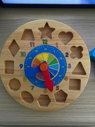 Reloj madera numeros formas colores montessori