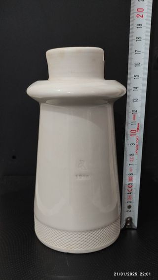 Jícara aislante eléctrico porcelana.