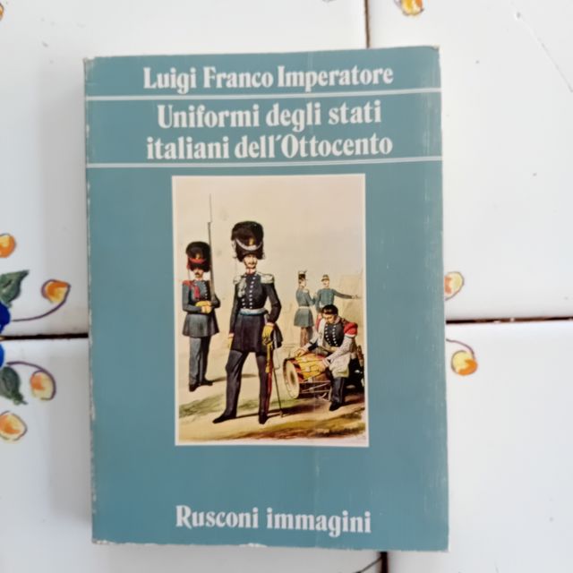 Libro sulle uniformi estive italiane di Ochoc