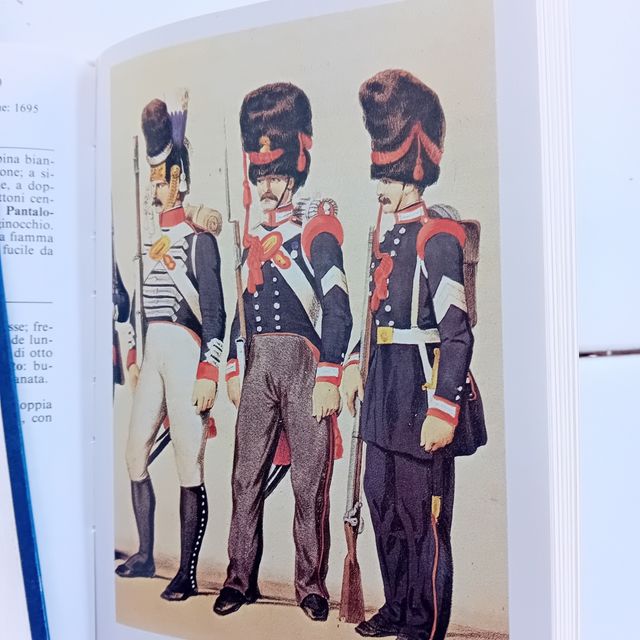 Libro sulle uniformi estive italiane di Ochoc