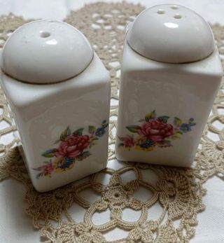 Salero y pimentero vintage de porcelana