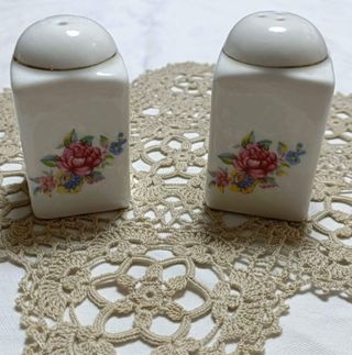 Salero y pimentero vintage de porcelana