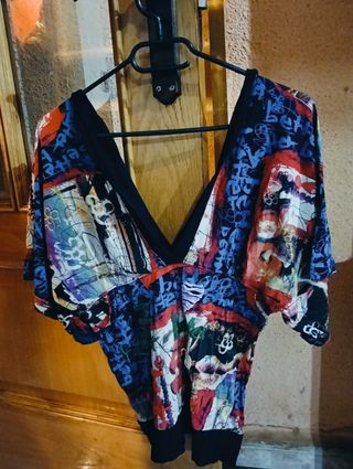 Camiseta desigual mujer, talla M.