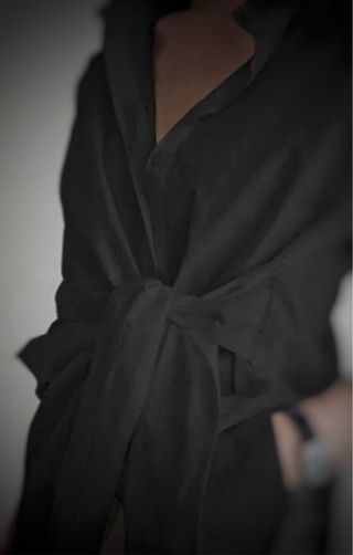 Camisa negra original y elegante
