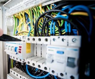 ¡ELECTRICISTA PROFESIONAL A TU SERVICIO!