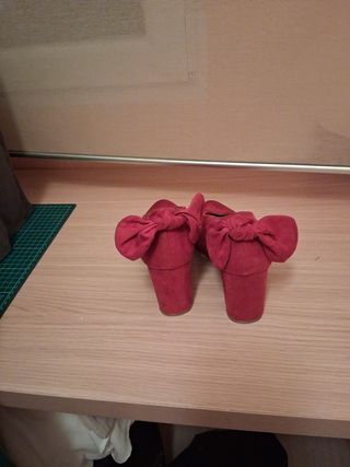 Zapatos rojo con lazo en el talón 