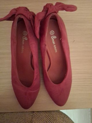 Zapatos rojo con lazo en el talón 