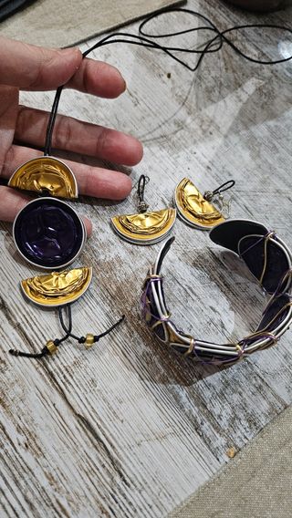 Juego de pulsera, pendientes y colgante