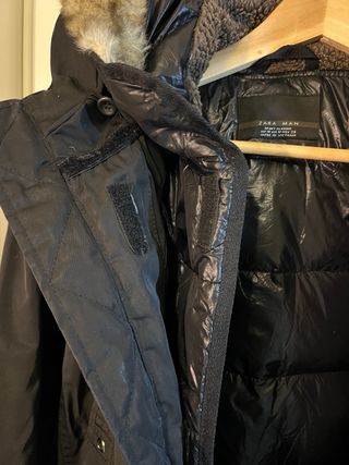 Abrigo negro con interior de plumas Zara talla M