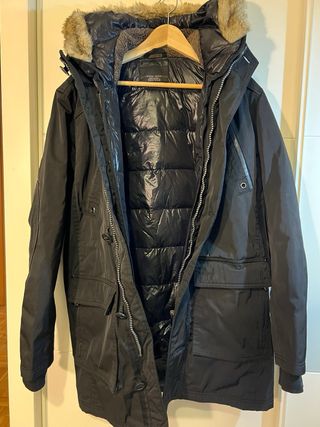 Abrigo negro con interior de plumas Zara talla M