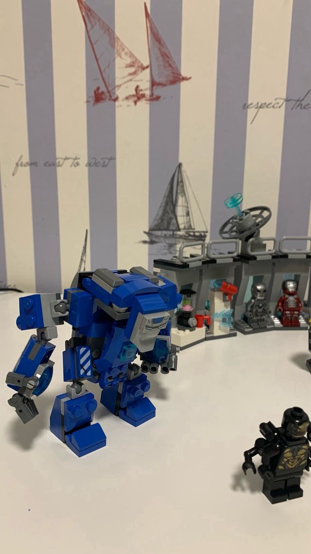 Sala armaduras Ironman de Lego.
