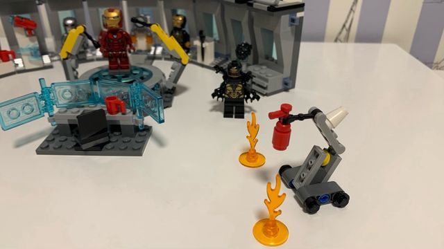 Sala armaduras Ironman de Lego.