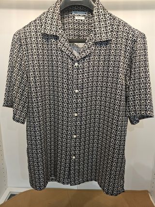 Camisa Zara estampado geométrico en blanco y negro