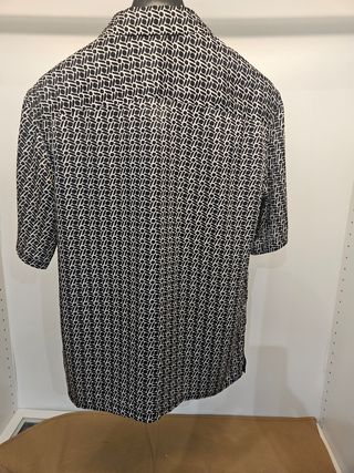 Camisa Zara estampado geométrico en blanco y negro