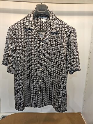 Camisa Zara estampado geométrico en blanco y negro