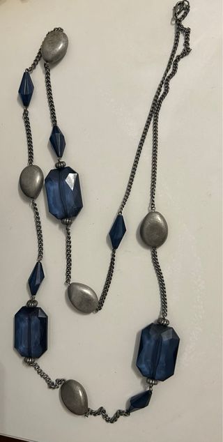Collar azul y plateado