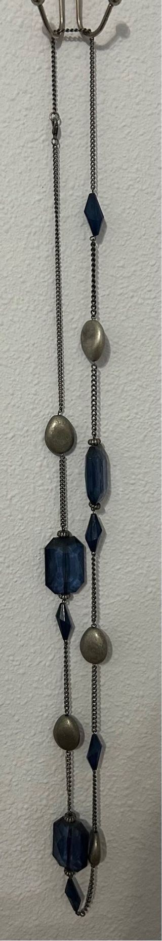 Collar azul y plateado