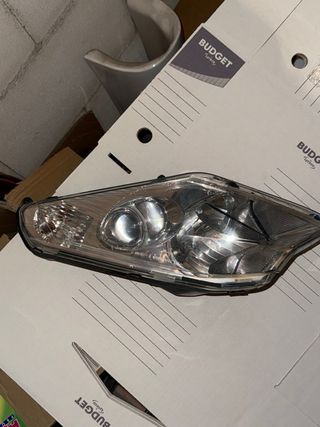 Faro derecho PEUGEOT SATELIS 125cc.